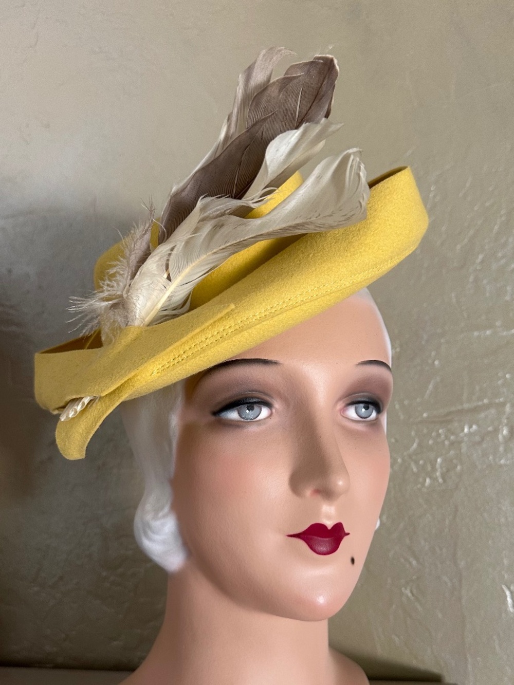 DAZZLING 1940s' YELLOW FELT FEDORA - UPTURNED 2 PIECE BRIM+ IVORY/BROWN FEATHERS